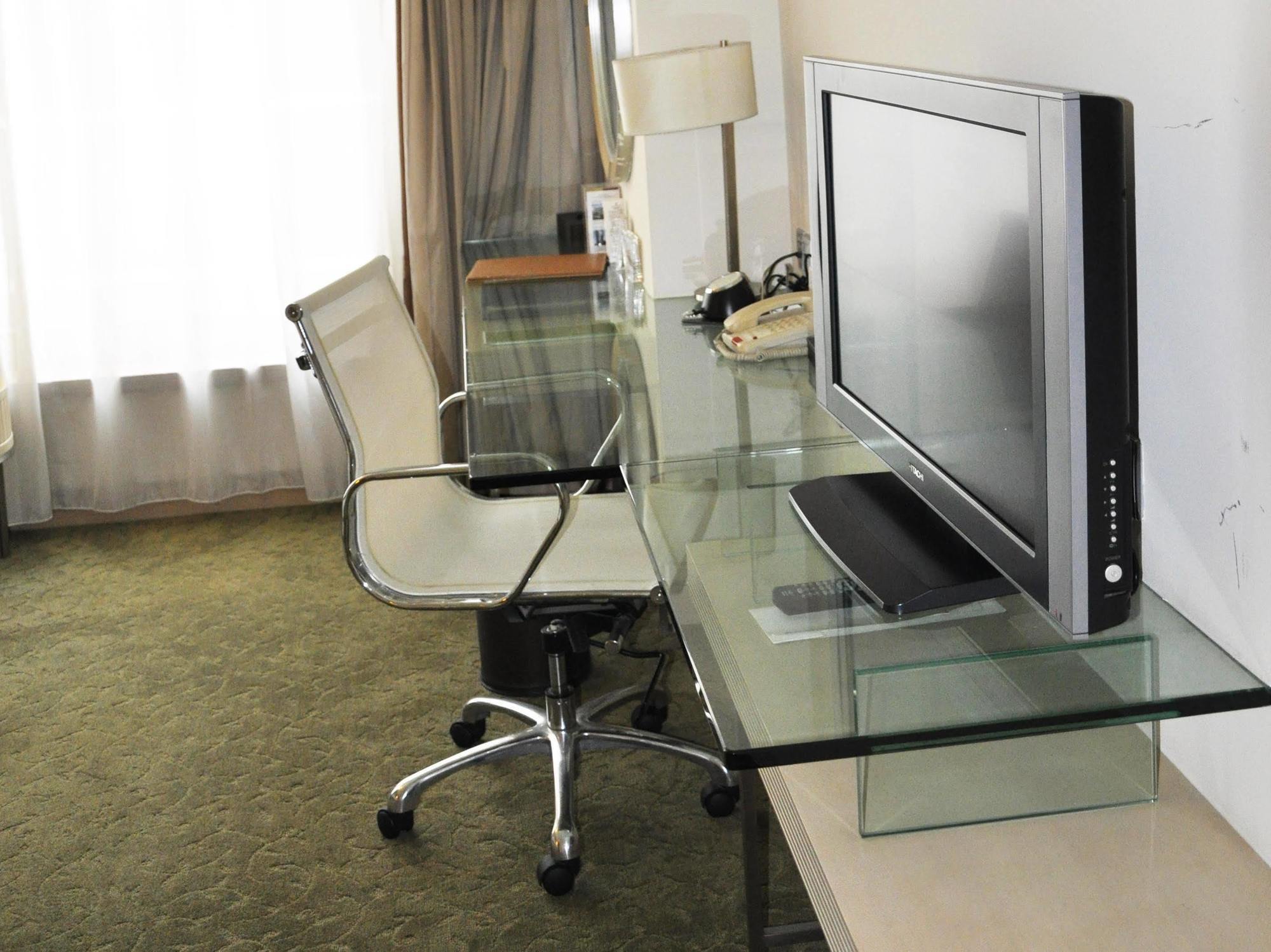 Hotel Nikko Tianjin Exterior foto A computer on a glass desk